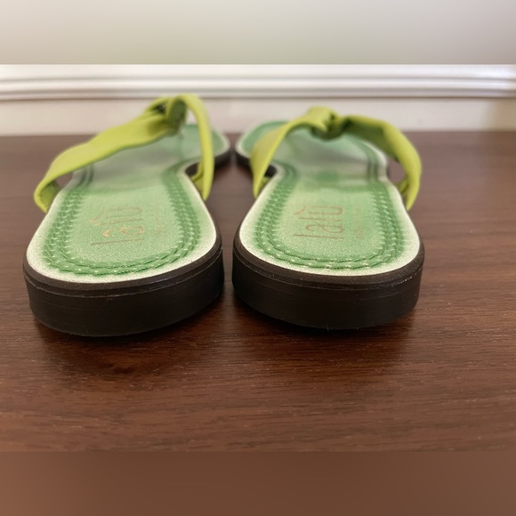 Made in Italy Lalu Green Flat Bonded Leather Sandals Size 37 - Picture 3 of 11
